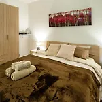 Amazing Luxury Maisonette With Back Patio And Free Parking شقة