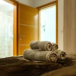 Amazing Luxury Maisonette With Back Patio And Free Parking شقة *
