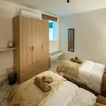 Amazing Luxury Maisonette With Back Patio And Free Parking شقة *