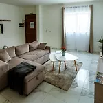 Amazing Luxury Maisonette With Back Patio And Free Parking شقة *