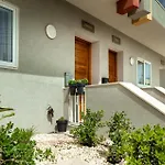 Amazing Luxury Maisonette With Back Patio And Free Parking Apartament *