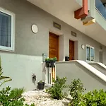 Amazing Luxury Maisonette With Back Patio And Free Parking Apartament *