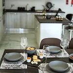 Amazing Luxury Maisonette With Back Patio And Free Parking Apartment
