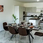 Apartament Amazing Luxury Maisonette With Back Patio And Free Parking