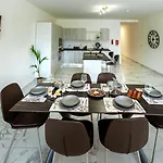 Amazing Luxury Maisonette With Back Patio And Free Parking