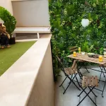 Amazing Luxury Maisonette With Back Patio And Free Parking Apartment