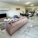 Apartament Amazing Luxury Maisonette With Back Patio And Free Parking Marsaskala