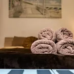 Amazing Luxury Maisonette With Back Patio And Free Parking Apartment