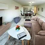 Apartment Amazing Luxury Maisonette With Back Patio And Free Parking *