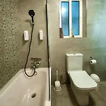 Amazing Luxury Maisonette With Back Patio And Free Parking Apartment *