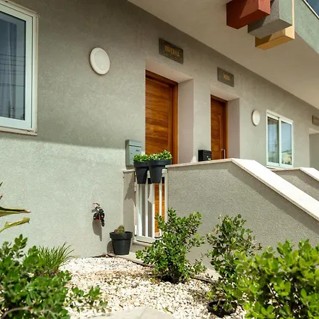 Amazing Luxury Maisonette With Back Patio And Free Parking 아파트 *
