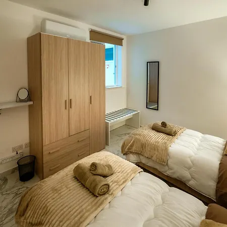 Amazing Luxury Maisonette With Back Patio And Free Parking 아파트 *