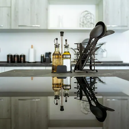 Amazing Luxury Maisonette With Back Patio And Free Parking * 마르사스칼라