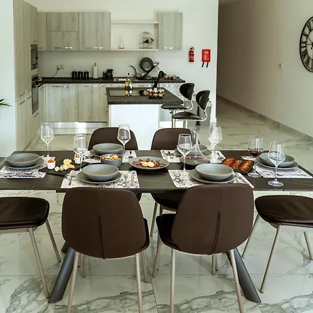 아파트 Amazing Luxury Maisonette With Back Patio And Free Parking 마르사스칼라