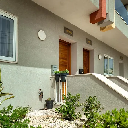 Amazing Luxury Maisonette With Back Patio And Free Parking 아파트 *