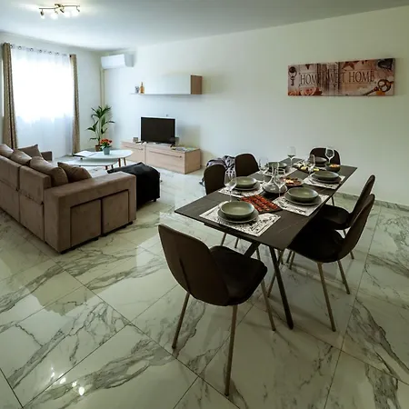 Amazing Luxury Maisonette With Back Patio And Free Parking * 마르사스칼라
