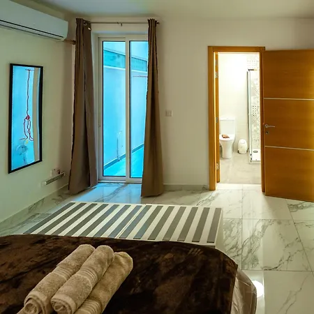 Apartment Amazing Luxury Maisonette With Back Patio