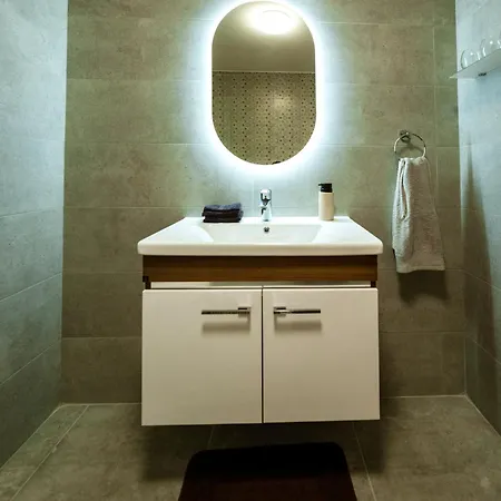 Amazing Luxury Maisonette With Back Patio And Free Parking 아파트 *