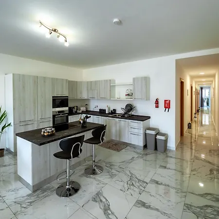Amazing Luxury Maisonette With Back Patio And Free Parking * 마르사스칼라