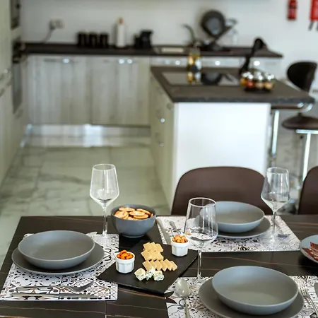 Amazing Luxury Maisonette With Back Patio 公寓