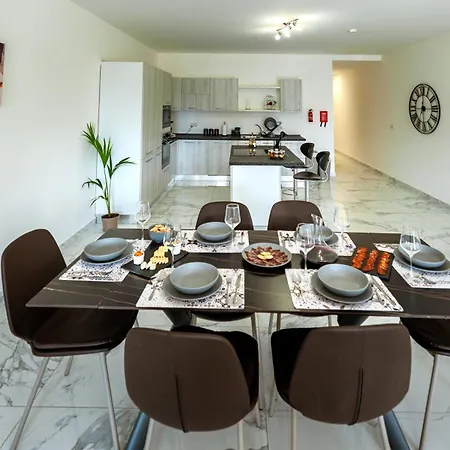 Amazing Luxury Maisonette With Back Patio