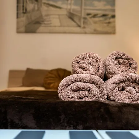 Amazing Luxury Maisonette With Back Patio And Free Parking 아파트