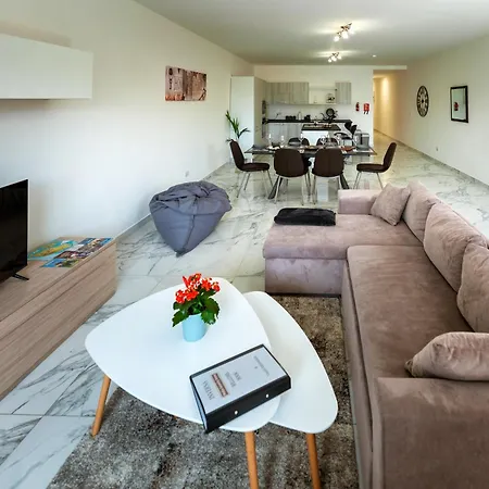 Apartment Amazing Luxury Maisonette With Back Patio *