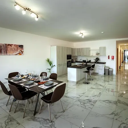 Amazing Luxury Maisonette With Back Patio *